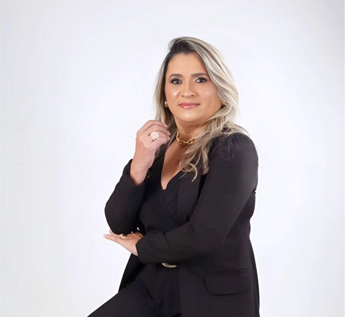 Dra. Caliandra Alves em consultório médico, especialista em fitocanabinoides